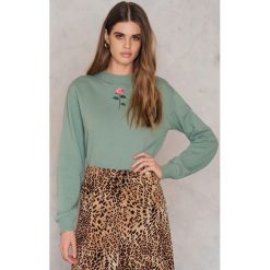 Bluzy damskie: NA-KD Bluza z haftowaną różą – Green