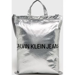 Calvin Klein Jeans - Torebka. Czarne torebki klasyczne damskie Calvin Klein Jeans, w paski, z jeansu, casualowe, na ramię, duże, z nadrukiem, bez dodatków. Za 299,90 zł.