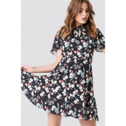 Trendyol Sukienka mini w kwiaty - Multicolor. Szare sukienki mini marki Trendyol, na co dzień, z elastanu, casualowe, dopasowane. Za 80,95 zł.