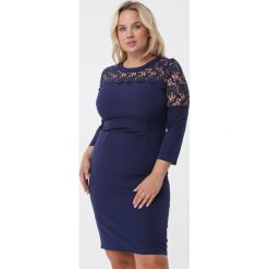 Granatowa Sukienka Grazia. Niebieskie sukienki damskie Born2be, na co dzień, bez wzorów, eleganckie, z okrągłym kołnierzem, z długim rękawem, długie, midi, proste. Za 109,99 zł.