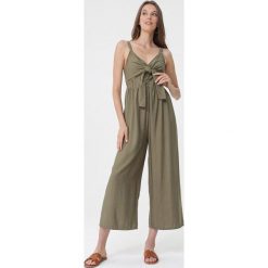 Zielony Kombinezon First Blush. Zielone kombinezony damskie Born2be, na imprezę, s, bez wzorów, eleganckie, bez kołnierzyka, z długim rękawem, długie. Za 99,99 zł.