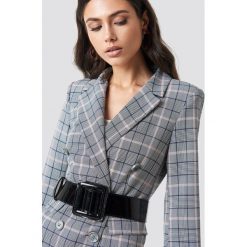 NA-KD Accessories Lakierowany pasek w talię - Black. Czarne paski damskie NA-KD Accessories, w paski, z lakierowanej skóry. Za 80,95 zł.