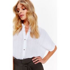 KOSZULA KRÓTKI RĘKAW DAMSKA, O LUŹNYM KROJU, Z KRÓTKIM RĘKAWEM, W ZŁOTE PRĄŻKI. Białe koszule damskie Top Secret, na lato, bez wzorów, z tkaniny, eleganckie, bez kołnierzyka, z krótkim rękawem. W wyprzedaży za 44,99 zł.