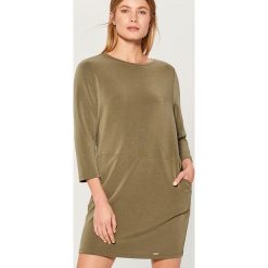 Sukienka oversize z kieszeniami - Khaki. Brązowe sukienki damskie Mohito, s, bez wzorów, bez kołnierzyka, bez rękawów, oversize. Za 99,99 zł.