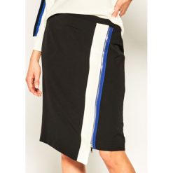 Spódnica trapezowa DKNY P0AN6ETF. Czarne spódniczki damskie DKNY, bez wzorów, z elastanu, midi, trapezowe. W wyprzedaży za 269,00 zł.