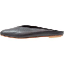 Clarks Originals MARGOT MULE Klapki black. Czarne klapki damskie marki Clarks Originals, bez wzorów, ze skóry, bez obcasa. Za 549,00 zł.