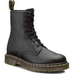 Glany DR. MARTENS - 1460 11822003 Black. Czarne glany damskie Dr. Martens, ze skóry, klasyczne, bez obcasa, bez zapięcia. W wyprzedaży za 419,00 zł.