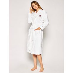 Szlafrok TOMMY HILFIGER Signa Ture UW0UW02325. Białe szlafroki damskie TOMMY HILFIGER, xs, bez wzorów, z bawełny, bez rękawów, bez kaptura. W wyprzedaży za 399,00 zł.