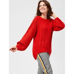 Sweter o wyraźnym splocie. Czerwone swetry damskie Moodo, l, z poliesteru, długie. Za 39,99 zł.