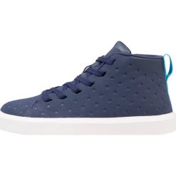 Native MONACO MID Tenisówki i Trampki wysokie regatta blue/shell white. Niebieskie trampki męskie marki Native, z tworzywa sztucznego. W wyprzedaży za 147,95 zł.