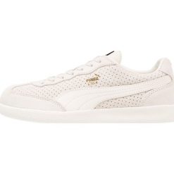 Puma LIGA SUEDE PERF Tenisówki i Trampki falcon/whisper white/team gold. Białe trampki męskie Puma, z materiału. W wyprzedaży za 254,25 zł.