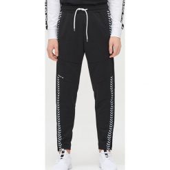 Joggery z lampasami - Czarny. Czarne spodnie męskie Cropp, s, bez wzorów. W wyprzedaży za 95,99 zł.