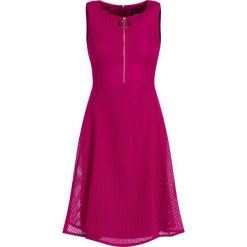 Sukienka koktajlowa DKNY DD9ED070. Niebieskie sukienki damskie DKNY, bez wzorów, z poliesteru, wizytowe, bez kołnierzyka, bez rękawów. W wyprzedaży za 359,00 zł.