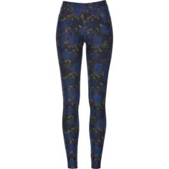 Jegginsy w kwiatowy deseń bonprix niebieski z nadrukiem. Niebieskie jeansy damskie bonprix, z nadrukiem, z jeansu. Za 64,99 zł.