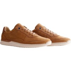 Skórzane sneakersy "Eastoke" w kolorze jasnobrązowym. Pomarańczowe trampki męskie Travelin', na sznurówki. W wyprzedaży za 335,95 zł.