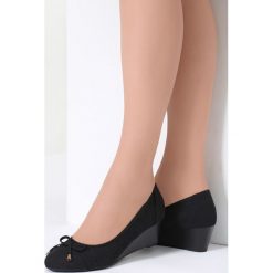 Czarne Koturny Sweatheart. Czarne koturny damskie vices, na niskim obcasie, na koturnie, bez zapięcia. Za 39,99 zł.