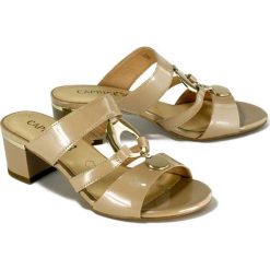 CAPRICE 27201-24 418 beige patent, klapki damskie. Brązowe klapki damskie Caprice, bez wzorów, z gumy, bez obcasa, na obcasie. Za 249,90 zł.