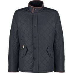 Barbour POWELL Kurtka przejściowa navy. Niebieskie kurtki męskie przejściowe Barbour, m, z materiału. Za 999,00 zł.
