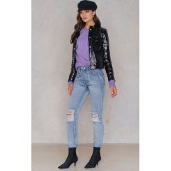 Jeansy damskie: Boohoo Jeansy boyfriend z dziurami na kolanach – Blue