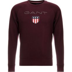 GANT SHIELD CNECK Bluza purple fig. Niebieskie bluzy męskie marki GANT. Za 379,00 zł.