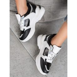 Wygodne sneakersy na platformie. Sneakersy damskie SHELOVET, ze skóry ekologicznej. Za 89,90 zł.