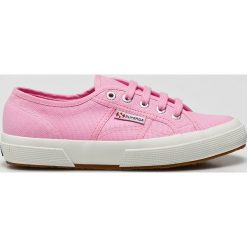 Superga - Tenisówki. Różowe trampki i tenisówki damskie Superga, bez wzorów, z gumy, na sznurówki. W wyprzedaży za 129,90 zł.