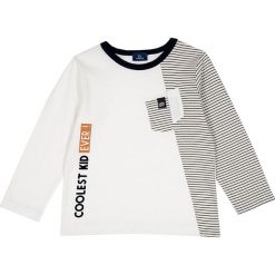 Koszulka w kolorze białym. Białe t-shirty chłopięce z nadrukiem marki Chicco, z bawełny, z długim rękawem. W wyprzedaży za 59,95 zł.