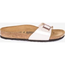 Birkenstock - Klapki Madrid. Białe klapki damskie marki Birkenstock, bez wzorów, ze skóry, bez obcasa, na płaskiej podeszwie. Za 249,90 zł.