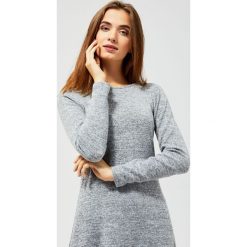 Sukienka z ozdobnymi plecami. Szare sukienki damskie Moodo, na co dzień, xl, w koronkowe wzory, z elastanu, biznesowe, bez kołnierzyka, bez rękawów, rozkloszowane. Za 59,99 zł.