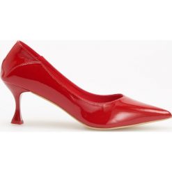 Czółenka na średnim obcasie - Czerwony. Czerwone buty ślubne damskie Reserved, na średnim obcasie. Za 139,99 zł.