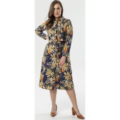 Granatowa Sukienka Garcia. Niebieskie sukienki damskie Born2be, xl, z nadrukiem, z tkaniny, eleganckie, z wykładanym kołnierzem, z długim rękawem, długie, midi, rozkloszowane. Za 79,99 zł.