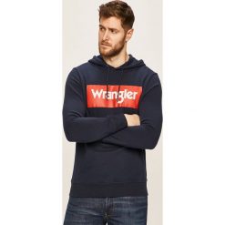 Wrangler - Bluza. Niebieskie bluzy męskie Wrangler, xl, z nadrukiem, z bawełny, z kapturem, bez rękawów, z kapturem. W wyprzedaży za 169,90 zł.