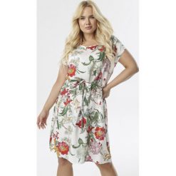 Biała Sukienka Thalamala. Białe sukienki damskie Born2be, xl, bez wzorów, bez kołnierzyka, bez rękawów, midi. W wyprzedaży za 44,99 zł.