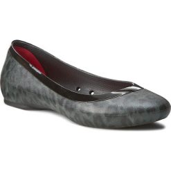 Baleriny CROCS - Lina Shiny Flat 203406 Black/Black. Szare baleriny damskie marki Crocs, bez wzorów, z tworzywa sztucznego, klasyczne, bez obcasa, na płaskiej podeszwie, bez zapięcia. W wyprzedaży za 159,00 zł.