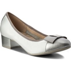 Półbuty CAPRICE - 9-22305-20 White Multi 103. Białe półbuty damskie marki Caprice, z aplikacjami, ze skóry ekologicznej, eleganckie, bez obcasa, na obcasie, bez zapięcia. W wyprzedaży za 199,00 zł.