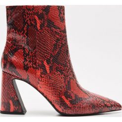 Botki na obcasie w wężowy wzór - Czerwony. Czerwone botki damskie Cropp, bez obcasa, na obcasie, bez zapięcia. Za 159,99 zł.
