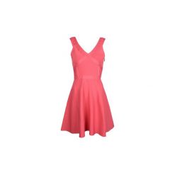Sukienki krótkie Guess W53K88Z0HR0 / Mirage Scallop Fit N Flare. Czerwone sukienki damskie Guess, bez wzorów, bez kołnierzyka, z krótkim rękawem, krótkie, mini. Za 239,00 zł.
