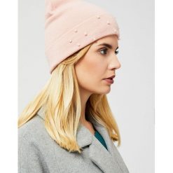 Czapka z aplikacjami. Czerwone czapki damskie Moodo, z aplikacjami, z poliesteru. Za 29,99 zł.