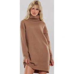 Ciemnobeżowa Sukienka Milana. Brązowe sukienki damskie Renee, bez wzorów, z dzianiny, bez kołnierzyka, bez rękawów. Za 149,99 zł.