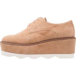Élysèss Oksfordki nude/white. Brązowe półbuty damskie marki Élysèss, bez wzorów, ze skóry, eleganckie, bez obcasa, na sznurówki. W wyprzedaży za 471,20 zł.