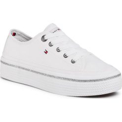 Tenisówki TOMMY HILFIGER - Glitter Detail Flatform Sneaker FW0FW05013 White YBR. Białe półbuty damskie TOMMY HILFIGER, bez wzorów, z gumy, bez obcasa, na płaskiej podeszwie, bez zapięcia. Za 359,00 zł.