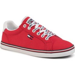 Tenisówki TOMMY JEANS - Essential Lace Up Sneaker EN0EN00786 Deep Crimson XNL. Czerwone półbuty damskie Tommy Jeans, bez wzorów, z jeansu, bez zapięcia. Za 269,00 zł.