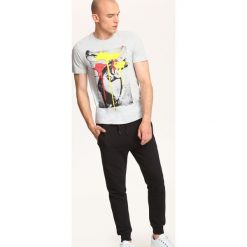 T-shirty męskie: T-SHIRT KRÓTKI RĘKAW MĘSKI Z NADRUKIEM