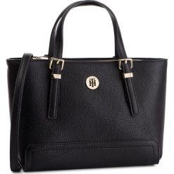 Torebka TOMMY HILFIGER - Honey Finegrain Small Tote AW0AW06631 002. Czarne torebki klasyczne damskie TOMMY HILFIGER, bez wzorów, ze skóry ekologicznej, klasyczne, bez dodatków. W wyprzedaży za 329,00 zł.
