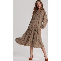 Zielona Sukienka Ivietta. Zielone sukienki damskie Renee, s, bez wzorów, bez kołnierzyka, bez rękawów, midi. Za 159,99 zł.