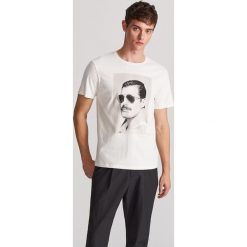 T-shirt Freddie Mercury - Kremowy. Białe t-shirty męskie Reserved, xl, bez wzorów, bez kołnierzyka. Za 49,99 zł.