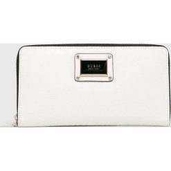 Guess Jeans - Portfel. Białe portfele damskie Guess Jeans, z aplikacjami, z poliesteru. W wyprzedaży za 199,90 zł.