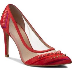 Szpilki STUART WEITZMAN - Meshwork Pimento Suede. Czerwone szpilki zamszowe Stuart Weitzman, z aplikacjami, eleganckie, bez obcasa, na obcasie, bez zapięcia. W wyprzedaży za 1089,00 zł.