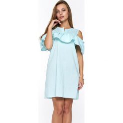 Sukienka w kolorze jasnoniebieskim. Niebieskie sukienki damskie Bessa, Moonlight, na co dzień, l, bez wzorów, z falbankami, bez rękawów, mini, proste. W wyprzedaży za 132,95 zł.