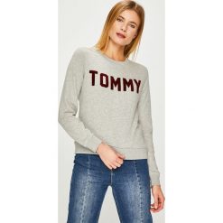 Tommy Hilfiger - Bluza. Szare bluzy damskie marki TOMMY HILFIGER, s, z aplikacjami, z bawełny, bez kaptura. W wyprzedaży za 339,90 zł.